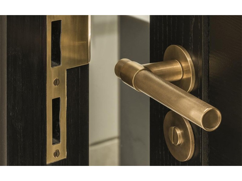 Огляд матеріалів для дверної фурнітури: що обрати - латунь, нержавіючу сталь чи алюміній?