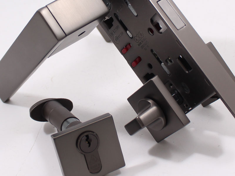 Комплекти фурнітури для вхідних дверей: надійність та безпека вашого будинку